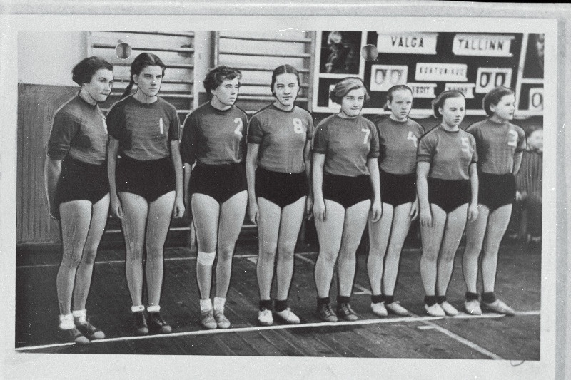 Valga võrkpallinaiskond (vasakult): E. Laimets, E. Kukk, H. Kõiv, E. Nurmetalu, A. Puudersell, E. Koppel, L. Sikk ja E. Gross.