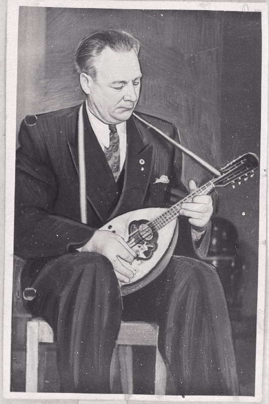 Paide kultuurimaja isetegevuslik helilooja Voldemar Topnik mandoliinil oma loomingut esitamas.