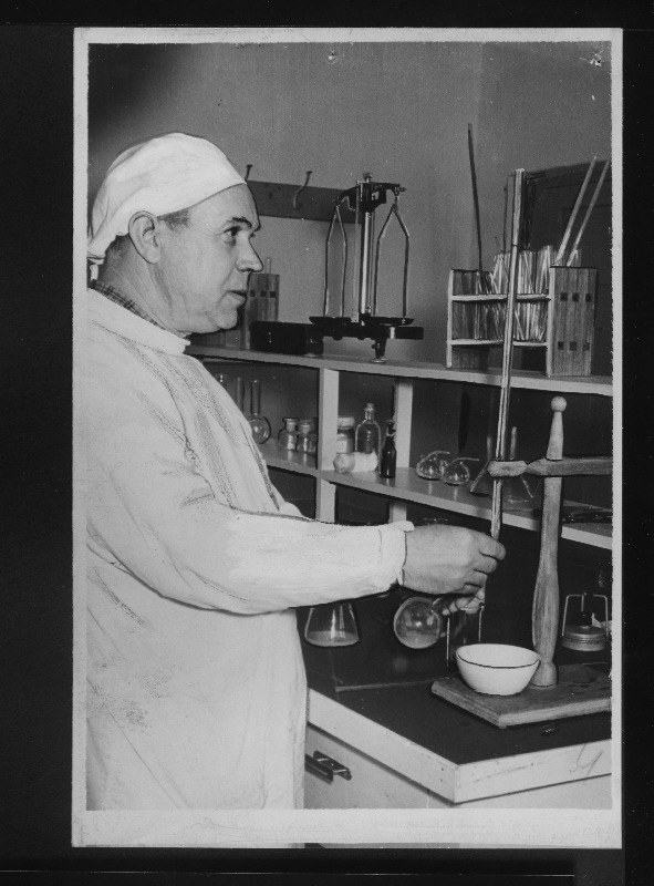 Põltsamaa võitööstuse uus tsehh Lustiveres, kus hakati valmistama atsidofiilbaktermassi. Tsehhi juhataja Juhan Kurve laboratooriumis töötamas.