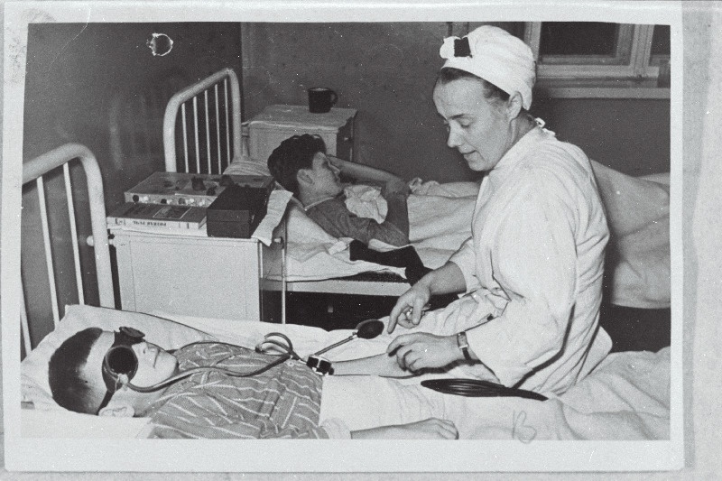 Eesti NSV TA Eksperimentaalse ja Kliinilise Meditsiini Instituudi noorem teaduslik töötaja Juta Tomingas, kes tegeleb lastel esineva reuma uurimisega.