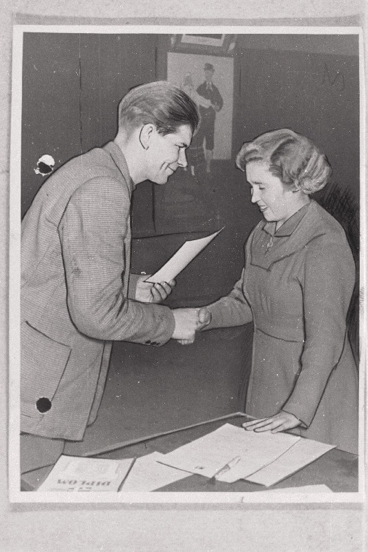 Harju rajooni Valguse kolhoosi esimees Endel Tamm autasustab majandi tublit laskesportlast Saima Ojaltit.