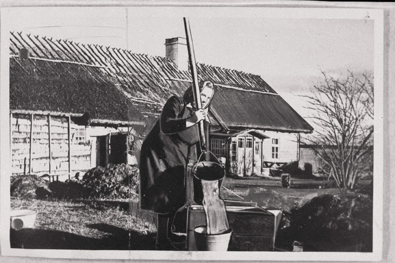 Hobulaiu saare põliselanik Aliine Kargu oma talu õuel.