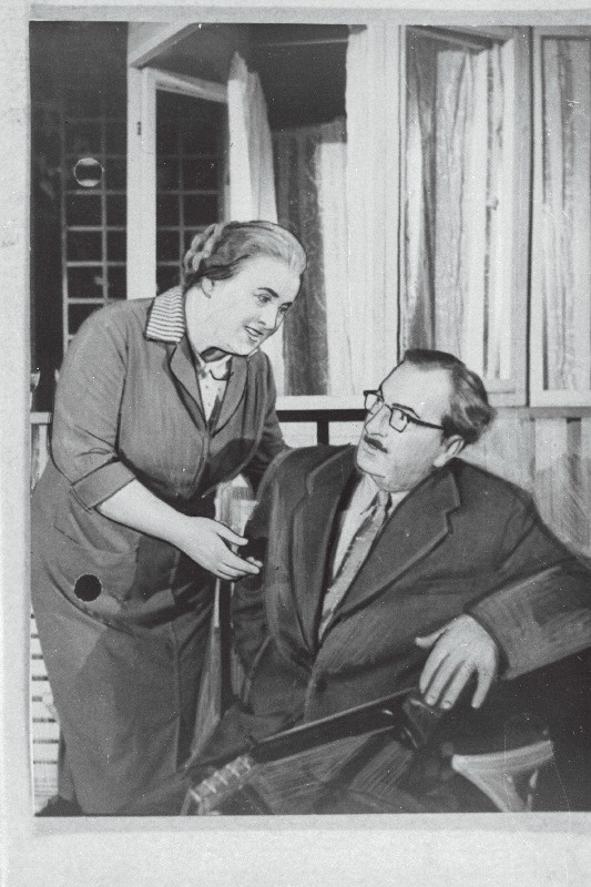 Stseen näidendist Miks tähed naeratasid RT Vanemuine. Katarlina - Elo Tamul, Mark - A. Laar.