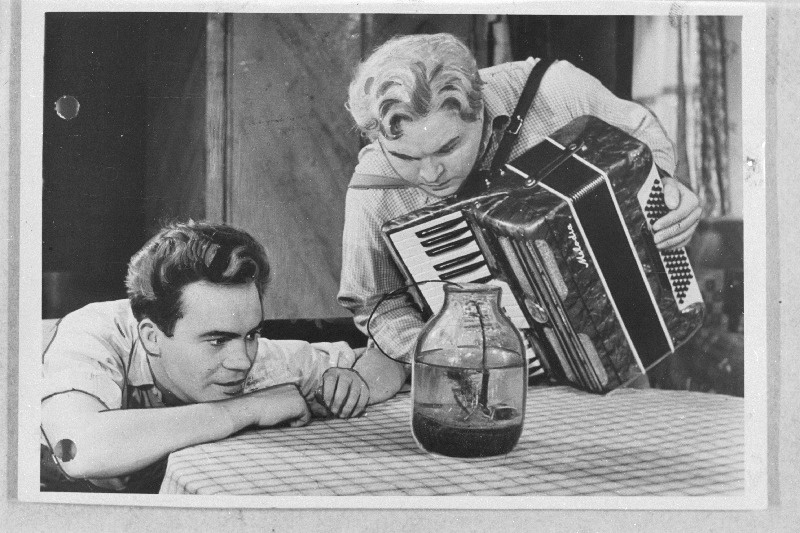 Stseen V. Rozovi näidendist Rõõmu otsingul V. Kingissepa nimelises TR Draamateatris. Vasakult: Oleg - Jaanus Orgulas, Gennadi - Kalju Karask.