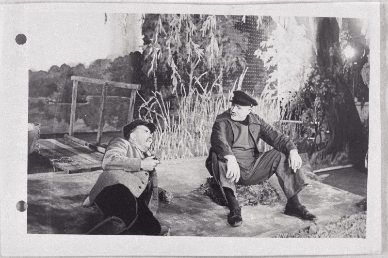 Stseen A. Sõbra operetist Ristuvad teed RT Vanemuises. E. Salulaht Aadu ja E. Raa Juliuse osas.