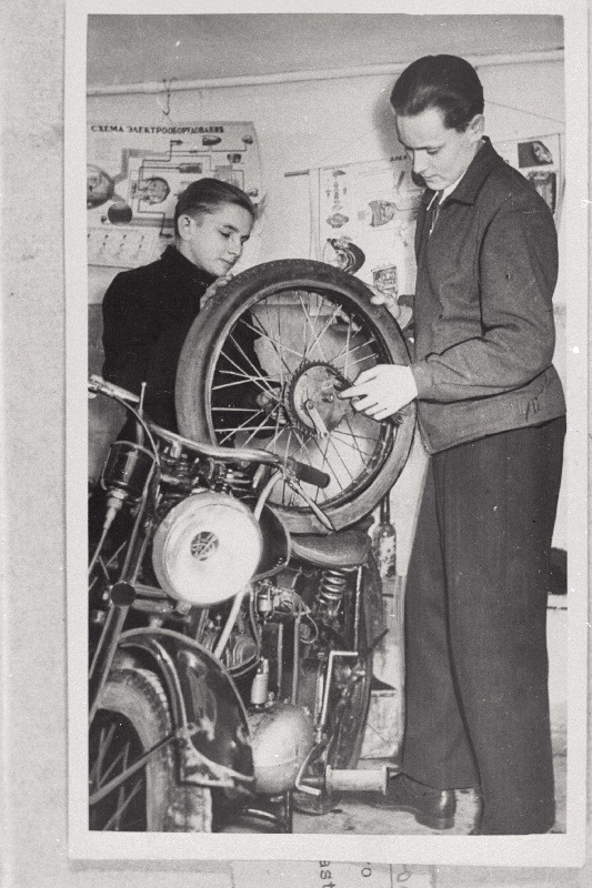 Viljandi Pioneeride Maja motoringi liikmed Raivo Kõiv (vasakul) ja Toivo Raegma seavad mootorratast sõidukorda.