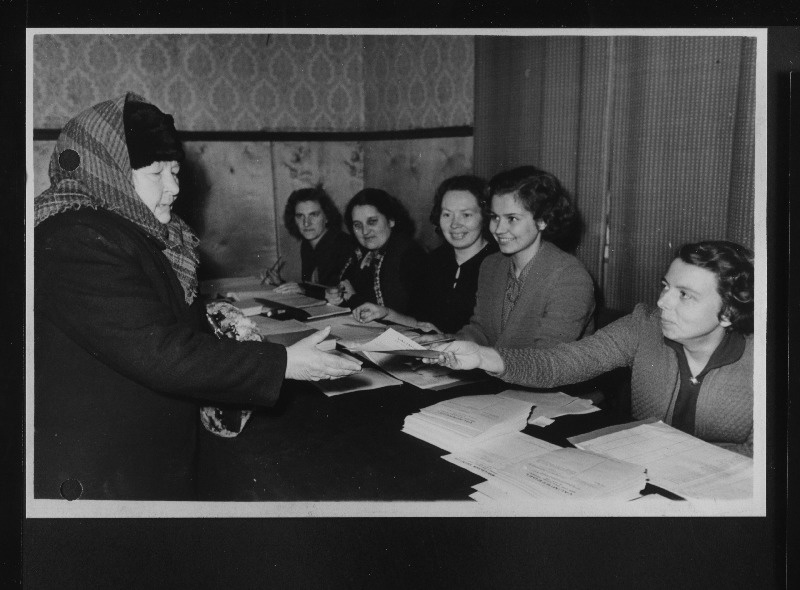 1905.a. revolutsioonist osavõtnu Emilia Lepik Pärnu valimisjaoskonnas valimisbülletäni vastu võtmas.