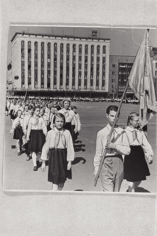 Pioneeride paraad Võidu väljakul V.I. Lenini nimelise Pioneeriorganisatsiooni 36. aastapäeval.