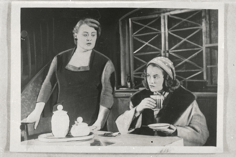 Stseen A. Liivese näidendist Uusaasta öö RT Vanemuises. Vasakult Mahta - E. Tamul, Annela - E. Kaarma.