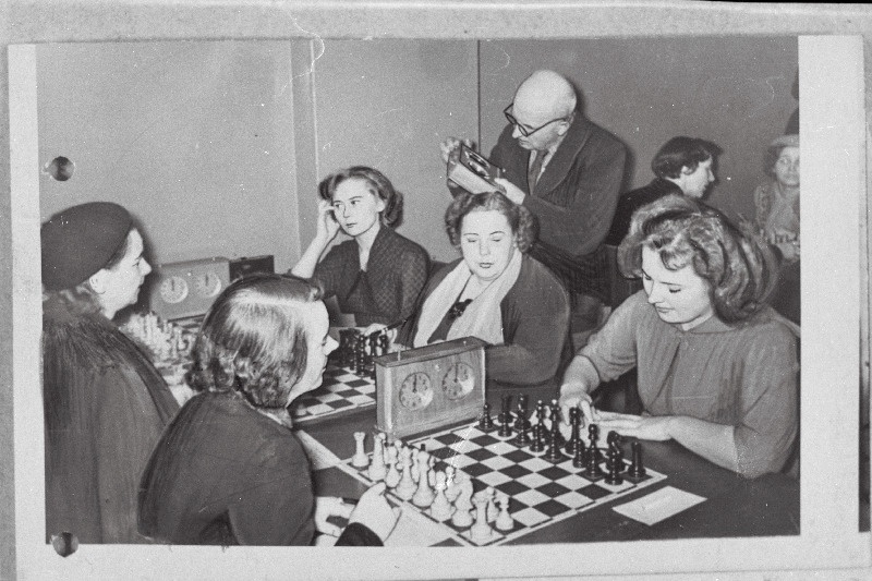 Enne järjekordset vooru Tallinna naiste maletšempionaadil. Esiplaanil vasakul B. Kulp ja H. Väli, paremal M. Orav, U. Kure ja Keerpärg.