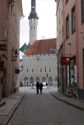 Consequences of March bombing in Tallinn: view of the building of the Raekoja tower destroyed from Pikalt Street through Mündi Street rephoto