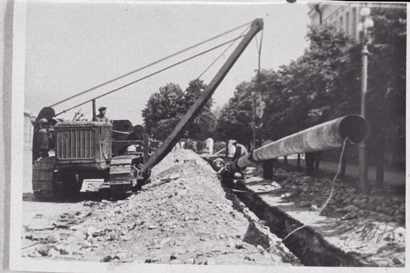 Kesksurve Gaasimagistraali paigaldamine Narva peaväljakul traktor - torupaigaldaja abil.