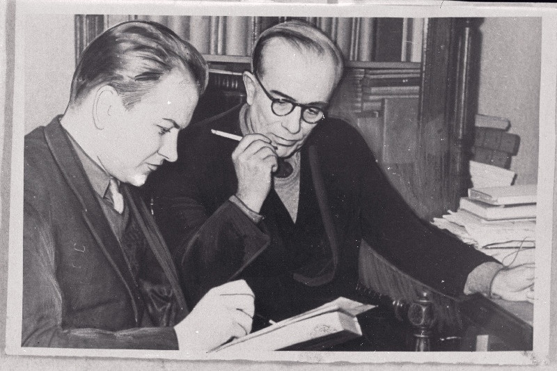 Kiviõli Kombinaadi keemikud B. Vallander (paremal) ja T. Purre keemilise taimekaitsevahendi - viljapuukarbolineumi omaduste parandamise küsimust arutamas.