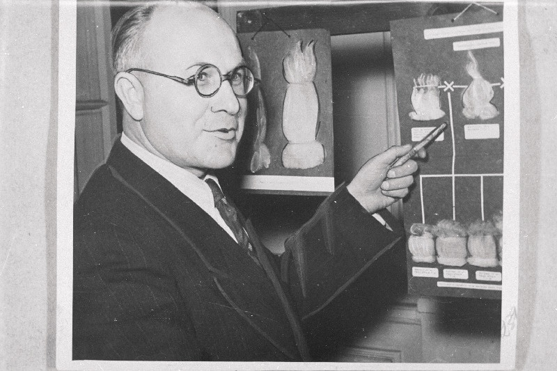 Vastseliina põllumajandustöötajate nõupidamisel kõneleb Eesti Loomakasvatuse ja Veterinaaria Teadusliku Uurimise Instituudi töötaja põllumajandusteaduste kandidaat K. Jaama.