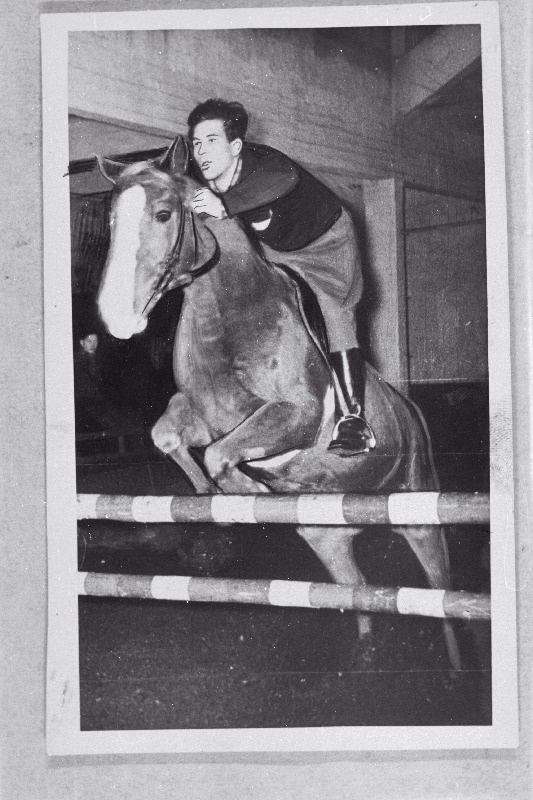 Viievõistleja Johannes Peets ratsasõidul takistust ületamas.