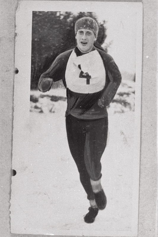 Viievõistleja E. Liivak krossirajal.