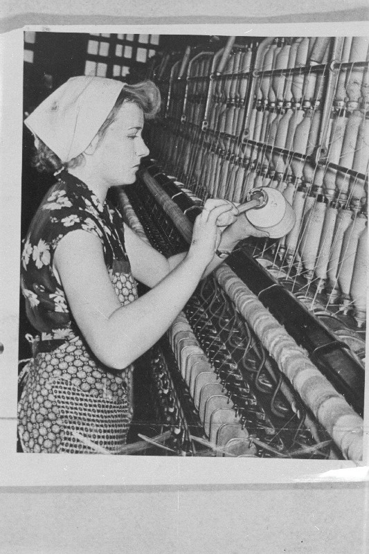 Kombinaadi Balti Manufaktuur kommunistliku töö brigaadi liige ketraja Linda Kleinsepp töötamas.