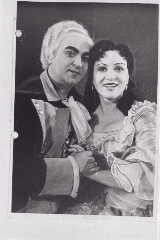 Stseen W.A. Mozarti koomilisest ooperist "Cosi fan tutte" RT Vanemuises. Ferranda - Endel Ani, Dorabella - Valentina Hein.