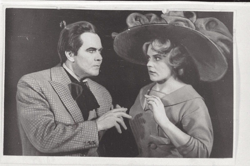 Stseen A. Liivese ja B. Kõrveri operetist "Laanelill" RT Vanemuises. Endel Aimre Augusti ja Leida Jürgens Maia Torgo osas.