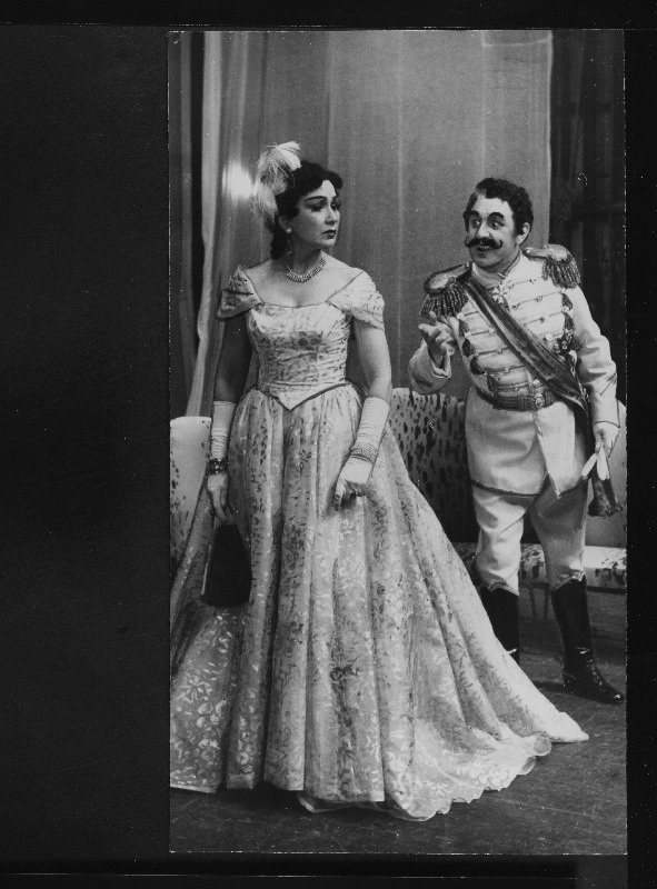 Stseen I. Kalmani operetist "Mariza" RAT Estonias. Vürstinna Mariza - Meta Kodanipork, vürst Populescu - Hugo Malmsten.