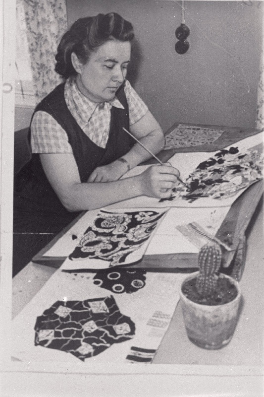 Sindi tekstiilivabriku 1. Detsember kunstnik Lilli Vilms uusi mustreid loomas.
