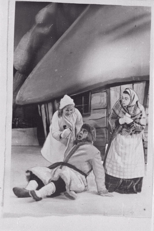 Stseen E. Kapi lasteooperist "Talvemuinasjutt" RAT Estonias. Helbeke - J. Solovjova, taat - A. Linnamägi, memm - M. Poola.