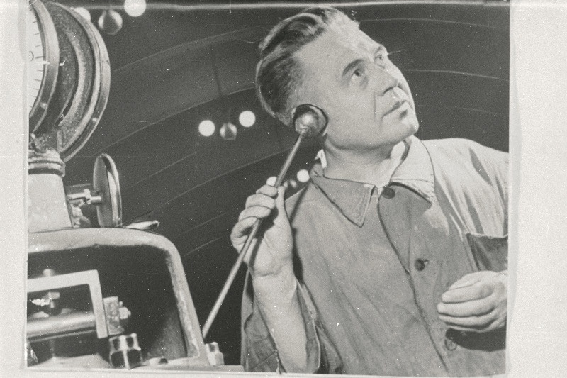 Tallinna Elektrijaama turbiinitsehhi vanemmasinist Joann Kütt, kelle algatusel õppisid masinistid ära ka lukksepaameti ja saavutasid kommunistliku töö tsehhi nimetuse.