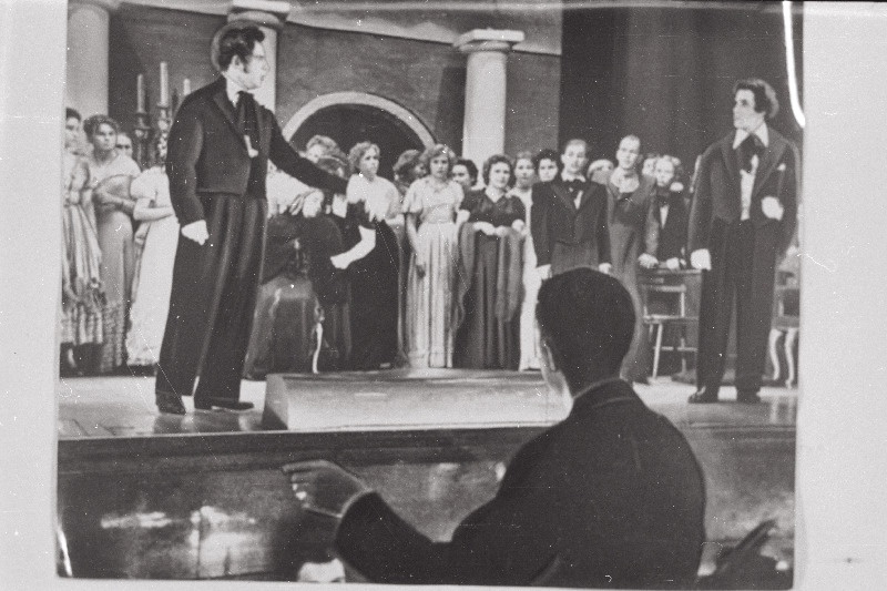 Stseen P. Tšaikovski ooperi Jevgeni Onegin lavastusest Tallinna Laevastiku Ohvitseride Maja Isetegevusliku Teatri muusikaringi ettekandes.