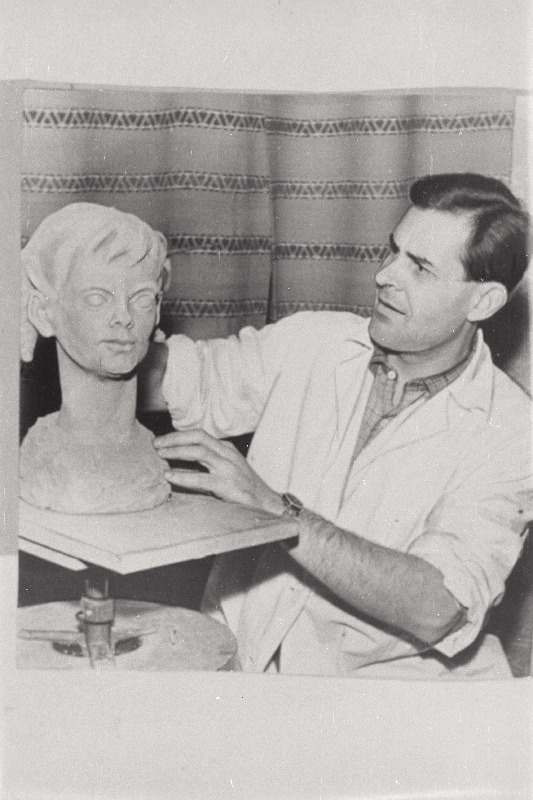 Haapsalu lasteaia töötaja Lembit Põld, kes on tuntud isetegevusliku skulptorina, tütarlapse pead viimistlemas.