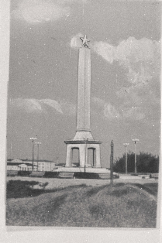 Monument Velikije Luki lahingutes langenud Eesti Laskurkorpuse võitlejaile.