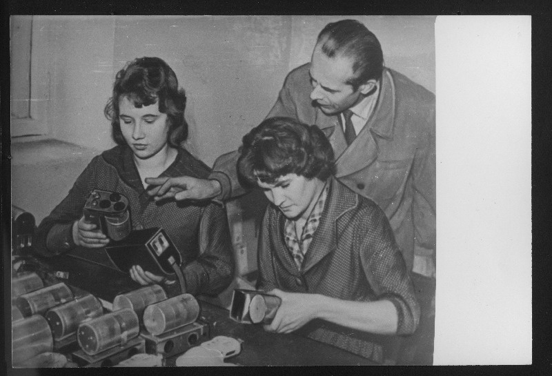 Tehase Norma uute fotolampide Fil-5 autor J. Vatsar kontrollib monteerijate T. Kirdelahe ja T. Vendelini tööd.