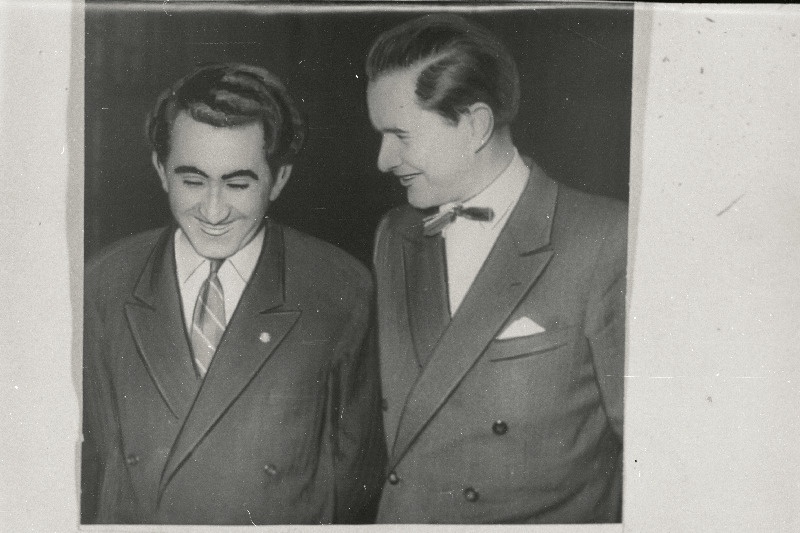 Suurmeister Paul Keres õnnitleb NSV Liidu XXVI maletšempionaadil esmakordselt NSV Liidu maletšempioniks tulnud T. Petrosjani.