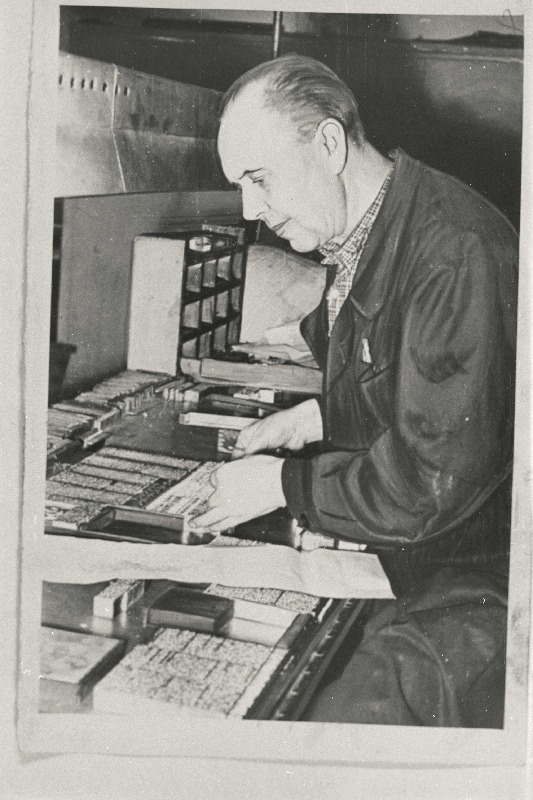 Trükikoja Kommunist küljendaja Voldemar Loskit murrab laotud ridadest lehekülgi.