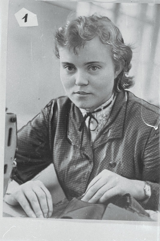 Õmbluskombinaadi Baltika pintsakutsehhi rätsep - eesrindlane Salme Kriisk.