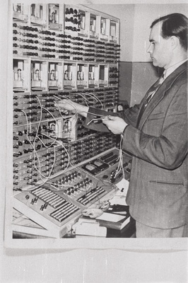 TPI elektrijaamade, võrkude ja süsteemide kateedri juhataja V. Terno uut elektronarvutusmasinat TPI-2 proovimas.  similar photo