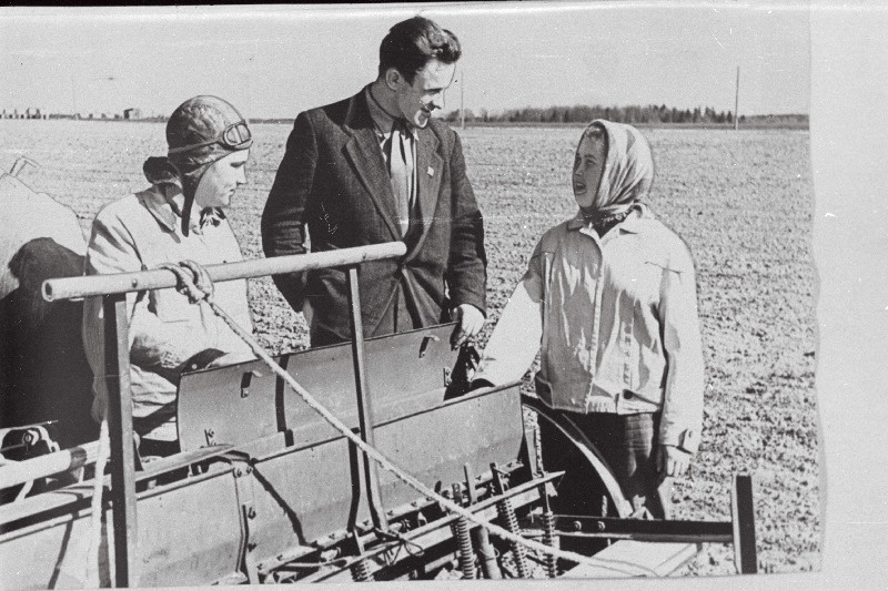 Nõgiaru sovhoosi peaagronoom Vello Jaansalu (vasakul) ja direktor Paul Kuldkepp põllul maisikülvi edenemist vaatamas.