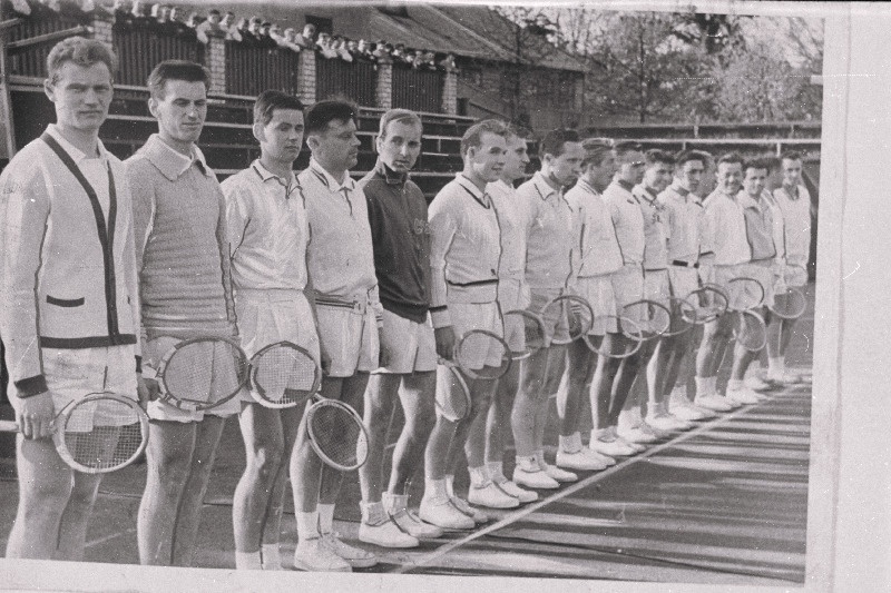 Riia rahvusvahelisest tenniseturniirist osavõtjad; vasakult 1. J. Parmas, 6. turniiri võitja T. Leius.