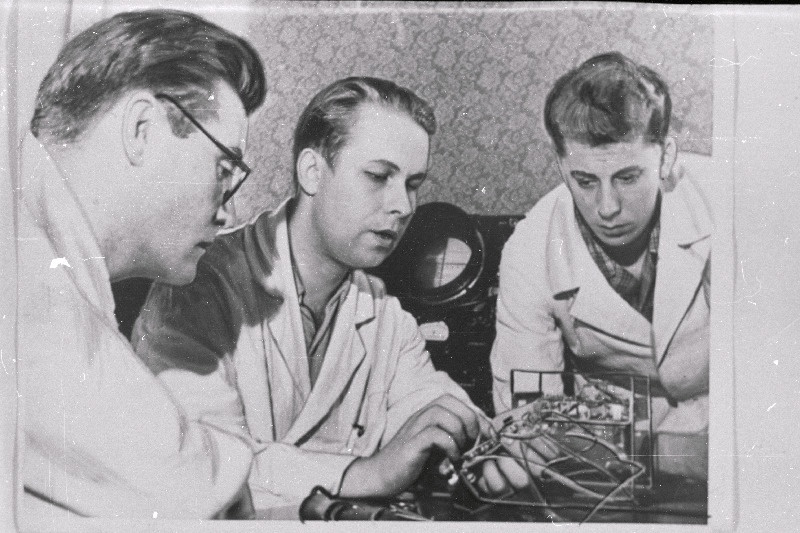 Tallinna Kontroll - Mõõteriistade katsetehase vaneminsener J. Melnikov, V. Prenner ja D. Plotnikov valmistasid Moskva noorte eeskujul isiklikke töökingitusi.