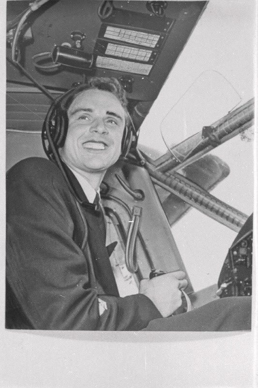 Lendur Karl Lapiman lennuki AN-2 juhikabiinis.