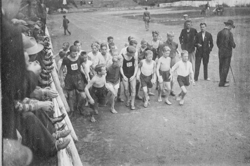 Tartu Noorte Meeste Kristliku Ühingu korraldatud kergejõustikuvõistlustel poiste 100 m jooksu start.