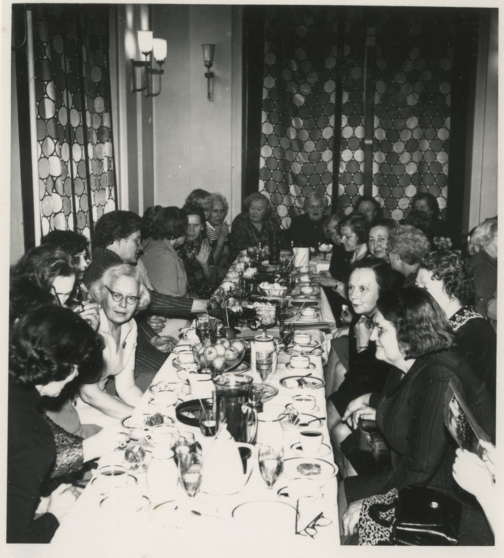 Tartu Tütarlaste Gümnaasiumi vilistlased kohvilauas jutlemas