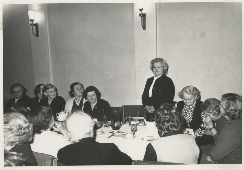 Tartu Tütarlaste Gümnaasiumi vilistlased kohvilauas. Keskel Salme Teino (?)