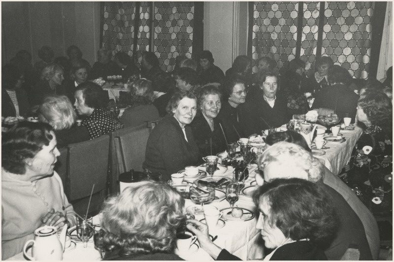 Tartu Tütarlaste Gümnaasiumi vilistlased kohvilauas.