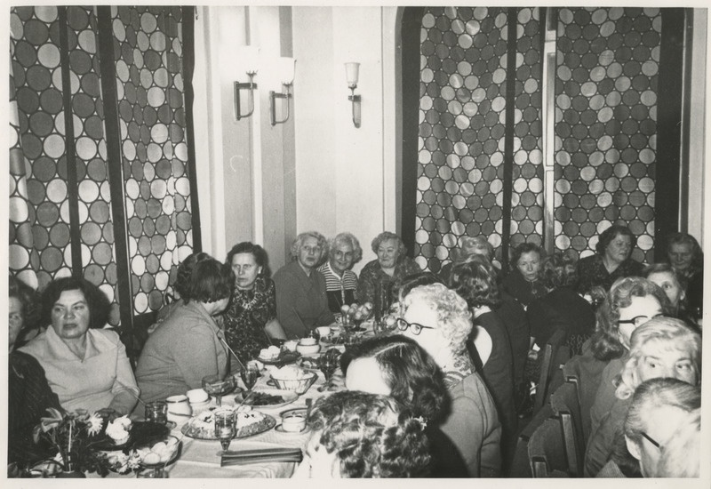 Tartu Tütarlaste Gümnaasiumi vilistlased kohvilauas.