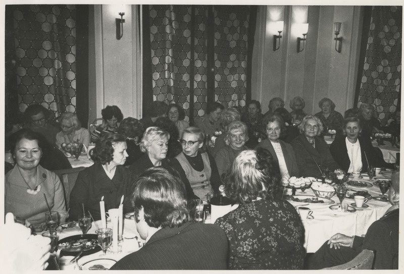 Tartu Tütarlaste Gümnaasiumi vilistlased kohvilauas.