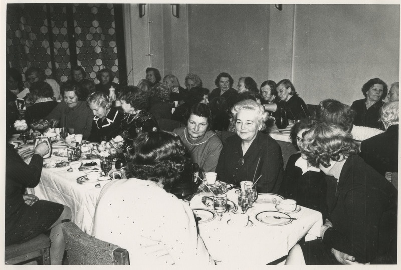 Tartu Tütarlaste Gümnaasiumi vilistlased kohvilauas.