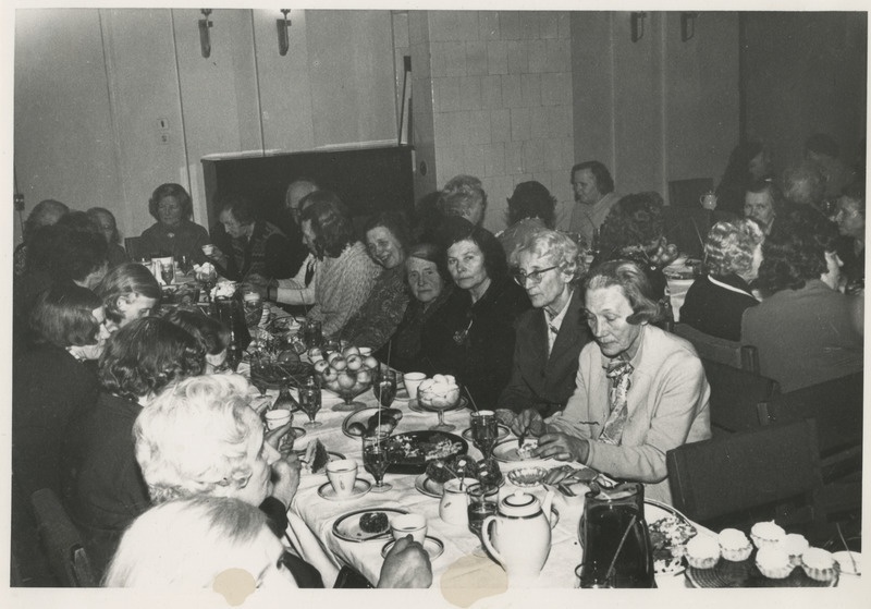 Tartu Tütarlaste Gümnaasiumi vilistlased kohvilauas.