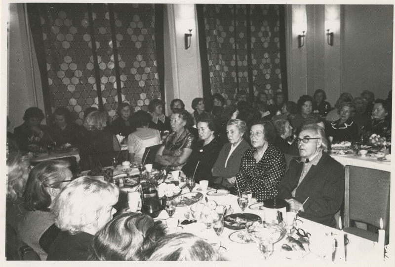 Tartu Tütarlaste Gümnaasiumi vilistlased kohvilauas.