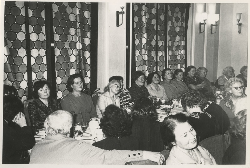 Tartu Tütarlaste Gümnaasiumi vilistlased kohvilauas.