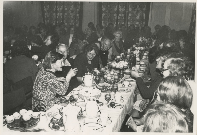 Tartu Tütarlaste Gümnaasiumi vilistlased kohvilauas.